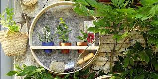 des tamis transformes en etageres de jardin en 2021 idee deco recup etagere jardin idees de meubles
