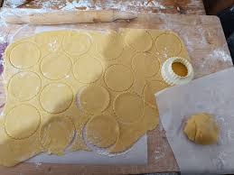 All'opera 🧑‍🍳 biscotti con marmellata di more💜😋 Vi aspettiamo sabato e  domenica per festeggiare insieme 🎊