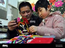 Bildnummer: 54924684 Datum: 17.02.2011 Copyright: imago/Xinhua (110218) --  SHIJIAZHUANG, Feb. 18, 2011 (Xinhua) -- Nine-year-old Zhang Jie (R) learns  paper-cutting works from his uncle in Weixian County, north China s Hebei  Province,