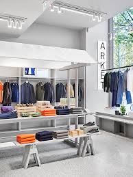 With The Use Of Color And Space The Store Is Staged Extremely Well To Show Off Its Products In 2020 Fashion Retail Interior Retail Interior Design Retail Store Design