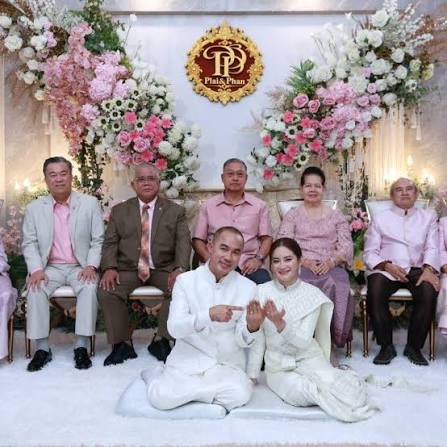 📌📌บรรยกาศงานแต่งงาน #หมอปลายพรายกระซิบ - #พัณวาประสิทธิ์เสริฐ  งานนี้เจ้าบ่าวจัดเต็มสินสอด เงินสด 5 ล้านบาท, ทองคำหนัก 500 บาท, แหวนเพชร 2  วง รวมมูลค้าสินสอด 50 ล้านบาท ยินดีด้วยค่า 🩷🩷