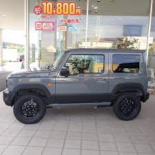 大大大好評の新型ジムニーですが 早期注文を頂いた方の納車がやっとできてきました こちらのジムニーはオーナー様のご要望で フェンダーとリアタイヤカバーを塗装しました ガラッと雰囲気が変わり 大成功です w 納車待ちの方 もうしばらくお待ち