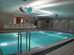 Nice touches to enhance your stay include bath sheets, a tub and hair dryers, while feather pillows, hypoallergenic pillows and down pillows invite a good night's rest. Bugelbrett Und Bugeleisen Room Aufnahme Von Holiday Inn Berlin City West Tripadvisor