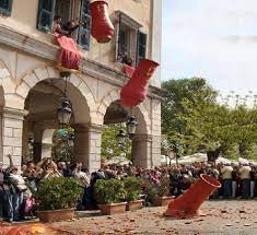 Μπορεί να ζούμε σε καιρούς πανδημίας, ωστόσο το έθιμο του σπασίματος των μπότηδων τηρήθηκε και φέτος στην κέρκυρα, χωρίς τις. Pasxa Ths Kerkyras Grecostravel