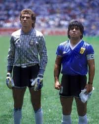 El ex arquero de la selección nacional, sergio goycochea, aseguró que tras atajarle el penal a aldo serena en la semifinal de italia '90, sintió que le habí. La Historia Detras De Los Guantes De Sergio Goycochea En Italia 90 Sol 91 5