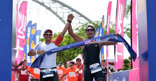 Khairy jamaluddin berjaya menamatkan sukan triatlon antarabangsa dengan berenang sejauh 1.9 kilometer, kemudian berbasikal 90 kilometer dan larian 21 kilometer. Khairy First Minister To Complete The Ironman 70 3 Sports247