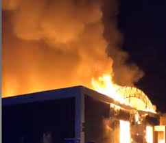 Pompierii au primit un apel la 112 în care se semnala că la incineratorul de la brazi iese din nou fum. Incendiu Violent La Fostul Club Bamboo Din Mamaia Localul A Fost Mistuit De FlÄƒcÄƒri Foto Observatorul Prahovean