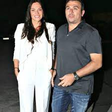 Το ζευγάρι που ανέβηκε τα σκαλιά της εκκλησίας στις 16 σεπτεμβρίου 2018 σε μια τελετή που από πολλούς χαρακτηρίστηκε ως το κοσμικό γεγονός της χρονιάς, εξακολουθεί να παραμένει πολύ αγαπημένο. Antwnhs Remos Ybonnh Mposniak Spanies Fwtografies Apo To Polytes Spiti Toys Sth Glyfada Instyle Gr