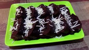 O bolo de três chocolates é um bolo para os mais gulosos, com chocolate na massa e na cobertura, usando três tipos diferentes de chocolate: Bolu Kukus Chocolatos Bagaimana Rasanya Kompasiana Com