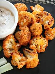 Un Chou Fleur Croustillant Enrobe D Une Sauce Piquante Au Beurre Recettes Recettes Simples Et Geniales Ma Fourchette Delic Recipes Food Healthy Snacks