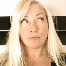 où a-t-elle dit que la femme pensait être une employée ? J'ai demandé à des  gens grands de prendre des choses sur les étagères pour moi (et des gens  plus petits que