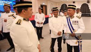 Sultan johor berkenan menghantar dr mahathir ke lapangan terbang antarabangsa senai dengan memandu sendiri proton saga edisi pertama yang dihadiahkan kepada almarhum sultan iskandar. Adun Johor Perlu Akur Titah Sultan Mb