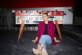 Die sendung ist eine überarbeitung des formates die kocharena, an deren stelle sie trat. Turi2 Edition 11 Laura Wontorra Uber Bratwurst Und Dosenbier Turi2