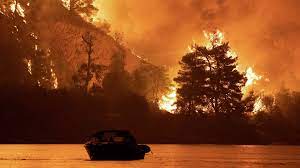 Priorizar la preparación de la población y la prevención, invertir en los paisajes forestales para hacerlos más resilientes y resistentes a los incendios forestales, fomentar la economía circular y economías rurales sanas representan el camino para plantarles cara a estos incendios extremos. Los Incendios Forestales Convierten Una Isla Griega En El Infierno Y La Gente Escapa Video 07 08 2021 Sputnik Mundo