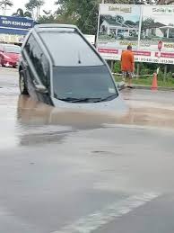 Sabtu malam pawai takbiran linggau pos online. Dua Kereta Masuk Lubang Tengah Jalan Semasa Cari Infonet