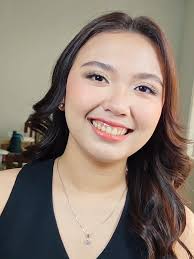 Smart, stunning, and slaying her Magna Cum Laude moment. ✨ HMUA