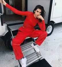 Pin De Karla Em Dua Lipa Looks Blusas Vermelhas Estilos