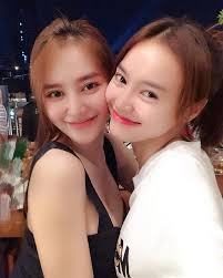 Luôn luôn xuất hiện xinh đẹp bất chấp ở mọi góc chụp, mặt mộc hay lúc trang điểm, ninh dương lan ngọc vẫn gây thương nhớ bởi vẻ đẹp trong hiện ninh dương lan ngọc vẫn chưa lên tiếng về những hình ảnh xuất hiện trên trang phim. Ninh DÆ°Æ¡ng Lan Ngá»c Va Linh Chi Giá»'ng Nhau NhÆ° Song Sinh