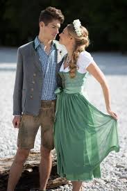 In Tracht Heiraten Trachtenbrautkleider Fur Die Hochzeit Von Ludwig Therese Trachtenmode Dirndl Hochzeit Dirndl Brautkleid Braut