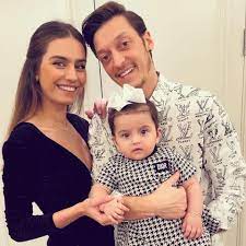For özil, 26, scrutiny of this kind is no big deal. Mesut Ozil Susses Foto Tochter Eda Ist Schon Jetzt Sein Grosster Fan Gala De