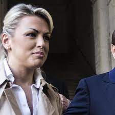 Wenn es nach italiens ministerpräsident berlusconi geht, sitzt bald eine äußerst illustre runde in einem gerichtssaal: Italiens Ex Regierungschef Liebes Aus Bei Berlusconi Er Verlasst Langjahrige Freundin Fur Jungere Shz De