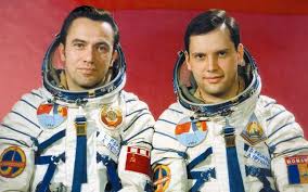 Primul său zbor în spațiu a fost ocazionat de către misiunea gemini 9, care a avut o agendă extrem de ambițioasă. Cine A Fost Primul Om Care A Ajuns Pe LunÄƒ Cat Timp A Stat Acolo