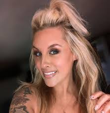 Robyn Condon's Instagram, Twitter & Facebook