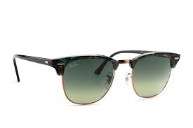A timeless model, its design is inspired by the 50s style. Ray Ban Clubmaster Rb3016 125571 321linsen