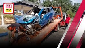 Kemalangan dipercayai berlaku apabila toyota hilux yang dalam perjalanan dari kuala lumpur ke kota bharu, kelantan hilang kawalan artikel ini disiarkan pada : Tiga Sekeluarga Maut Kemalangan