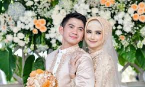 Apa la uols ni.sebenarnya kalau nk akad nikah krna guna bahasa arab…islam tu mudah.korang yg bengap x perlu nk complicated kan things. Wanita Mengaku Ibu Kandung Istri Rizki Da Tak Diundang Akad Nikah Seleb Tempo Co