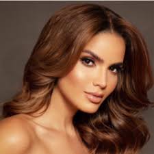 Mami Stella Marquez felicitando a Hillary Hollmann!