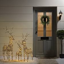 Des Decorations Lumineuses Devant La Porte D Entree Decoration Noel Exterieur Decoration Noel Lumieres De Noel Exterieur