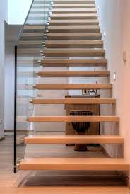 Pertanto, facendo un esempio, se abbiamo un dislivello di 320 cm e ipotizzando una scala a due rampe con 10 alzate da 16 cm, avremo una pedata compresa tra 30 e 32 cm. Scala A Sbalzo Con Ringhiera In Vetro