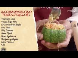 Una variante sfiziosa da fare sempre al forno è quella vegetariana, dove il ripieno è composto da pane raffermo, uova e formaggio. Zucchine Ripiene Di Riso Tonno E Pomodoro In Due Minuti Youtube