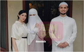 Difahamkan juga hubungan neelofa dan pu riz semakin rapat sejak ramadan lalu, apabila pelakon filem ada apa dengan dosa itu sering menjadi imam solat terawih dan menyampaikan tazkirah di kediaman neelofa. Neelofa Sah Dirisik Pu Riz Gempak