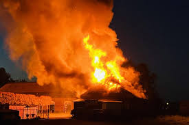 Er werd direct opgeschaald naar grote brand. Grote Uitslaande Brand In Schuur Hoogstraat Uden