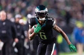 SHOCK NEWS: Just 3 hours before the game against the Los Angeles Rams, Philadelphia Eagles star DeVonta Smith was arrested by p0lice for being involved in a bar br@wl. Although the team tried to hide it, witnesses at the scene reported it in full, causing the Eagles to immediately fall into cha0s as they were about to find a replacement immediately, forcing the coaching staff to hold an emergency meeting and issue the latest statement in the midst of a media st0rm. TTH