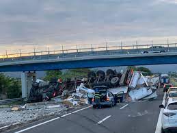 Traffico e viabilità a11 autostrada firenze pisa. Incidente In A11 Camion Perde Carico Di Cartoni Tra Pistoia E Montecatini Gonews It