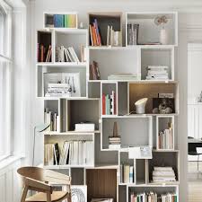 Die 20 Schonsten Regale Furs Wohnzimmer Das Haus Bucherregal Design Wohnzimmer Regal Niedriges Bucherregal