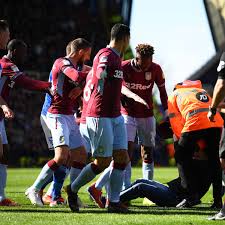 Verkäufer aus dem ausland können ihnen artikel regulär über einen internationalen versandservice zuschicken. Aston Villa Kapitan Jack Grealish Bei Birmingham Derby Von Fan Attackiert