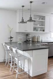 Le plan de travail est l'élément central d'une cuisine. 15 Deco Cuisine Avec Un Coin Repas Malin Cuisine Moderne Cuisines Deco Cuisine Grise Et Blanche