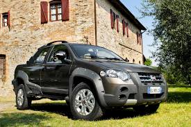 La novità più importante del nuovo strada è senza dubbio l'introduzione della doppia cabina per le due versioni, working e adventure, una soluzione che permette di ospitare a bordo 4 persone mantenendo la capacità di carico a 650 kg. Il Pick Up Fiat Strada Si Rinnova