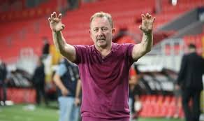 5 kasım 1972 tarihinde türkiye'nin i̇stanbul şehrinde dünyaya gelmiştir. Vdelsprc4zaijm