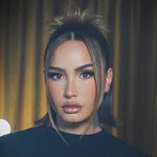 Ella Hardman's Instagram, Twitter & Facebook