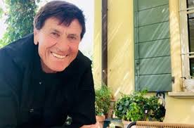 Una vistosa benda sull'occhio destro. Avete Mai Visto La Casa Di Gianni Morandi Le Foto