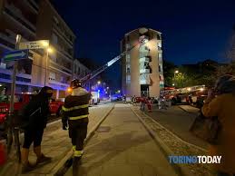 Paura per un incendio scoppiato all'interno di un appartamento in edificio di via giacomo antonini a milano, nel pomeriggio di domenica, poco dopo le 17.30. Incendio In Via Banfo A Torino Cantine Di Un Palazzo 30 Marzo 2021