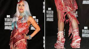 Es war aus echtem fleisch und sollte die botschaft verbreiten, dass man menschen nicht auf ihr äußeres, ihren fleischlichen körper reduzieren sollte. 20 Kilo Rohes Rindfleisch Bitte Wie Lady Gaga Fur Entsetzen Sorgte Stern De