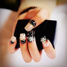 24pcs Set Pearl Nude Pink Black 3d Fake Nails French False Nails White Snowflake Star Full Nail Tips For Christmas Holiday Z904 Leather Bag Instead of small snowflakes all around the nails, this manicure has a different concept of snowflake nails and uses tiny ad chunky.