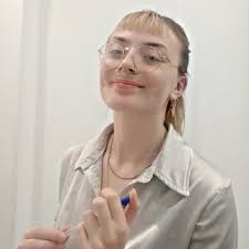 Eloise Browning's Instagram, Twitter & Facebook