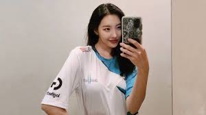 5 K Pop Idols Who Are Secretly Huge Esports Fans
